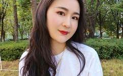 坤是放在女生的前面还是后面